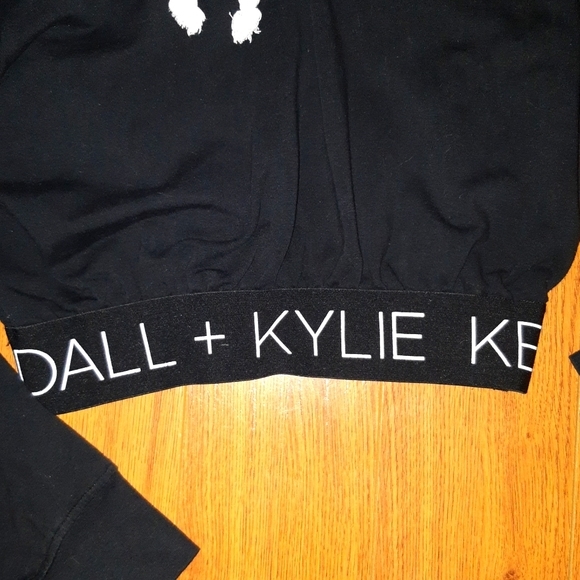 (M)Kendall & Kylie Crop Hoodie Blk/Wte Logo Elastic Hem Ptp17"×L21" - Picture 4 of 8